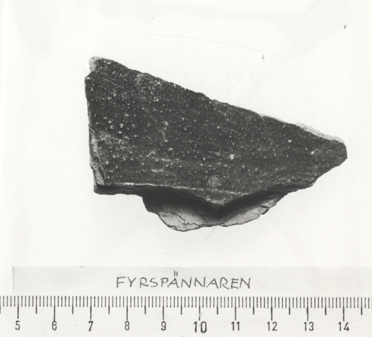 Kantfragment från kruka.