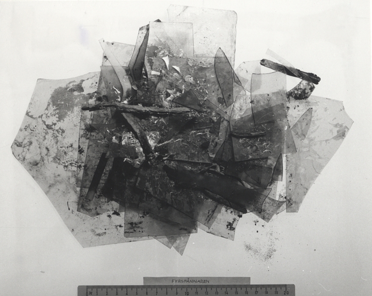 Skadat glas, tio olika skärvor, fönsterglasFöremålets form: Fyrkantigt