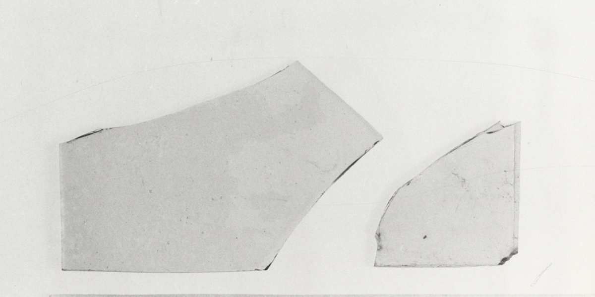 1/Fyndnummer: 34652 (7 skärvor)
2/       -"-           34929 (1 skärva)
3/       -"-           34888 (2 skärvor)
4/       -"-           25113 (1 skärva)
5/       -"-           34547 (3 skärvor)
6/       -"-           25137 (1 skärva)
7/       -"-           25137 (1 skärva)
8/       -"-           34952 (5 skärvor)Föremålets form: Skärvor