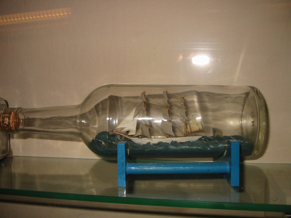 Jarramas under fulla segel på ett blågrått hav med vita skumtappar.