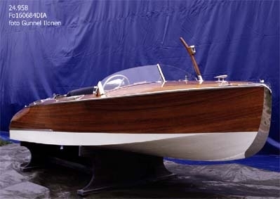 Chris Craft built in 1938 by Cris Craft Corporation, Algonac, Michigan, USA.

The Speed monster Mary Ann is of the Chris Craft brand and was imported to Sweden from the US in 1948. The buyer was Christian Amelm who loved fast boat and motor cars. The boat came to Sweden on a freighter and was unloaded in Frihamnen in Stockholm, where the headquarters of the family business Abba (dealing in tinned fish products), was located. Ameln gave the boat the name Makalös (Peerless) after one of the company's anchovy products.

At the time of her arrival, the Makalös was painted white with flames of fire on her sides, but after a few years this paintwork was scraped off and replaced with clear varnish. The Makalös was clocked at 42 knots with the Chrysler six-cylinder power plant she had when she came to Sweden. She was maintaind and stored at the Amlen's country house Särsö in the Stockholm archipelago. As early as 1918, the family had built the Abba Company were sent out to Särsö in spring every years to prepare the boats for the coming season.

When the boat came to the National Maritime Museum she had a 185 hp Chris Craft V8 engine.

The boat had by then had the name Mary Ann bestowed upon it. In 1951 it had been sold to Bo Lind, an engineer, who had its power plant replaced twice before his wife Margareta Lind, together with her children and grandchildren, donated it to the National Maritime Museum in 1982. 