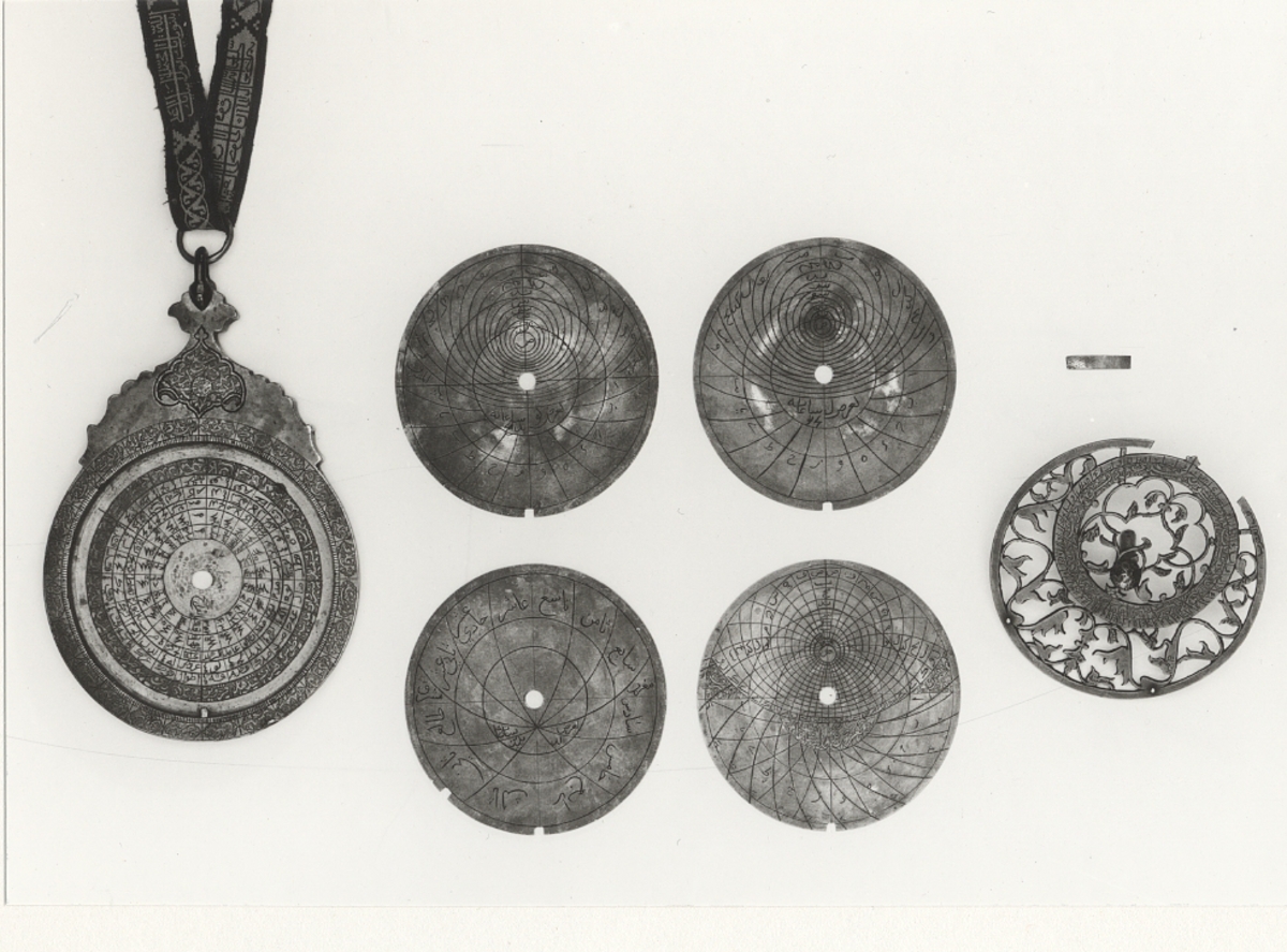 Astrolabium daterat till 1773. Ejkomplett då det saknar Alhidad (visaren).
Bandets längd 1400 mm, bredd 19 mm. Bandet daterat till 11 nov 1817 - 31 okt 1818.