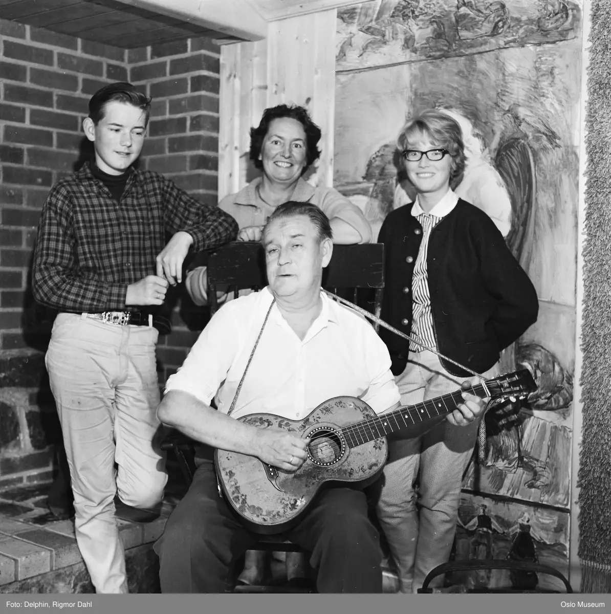 bolig, interiør, stue, familiegruppe, mann, forfatter, visesanger, gitar, kvinne, jente, gutt