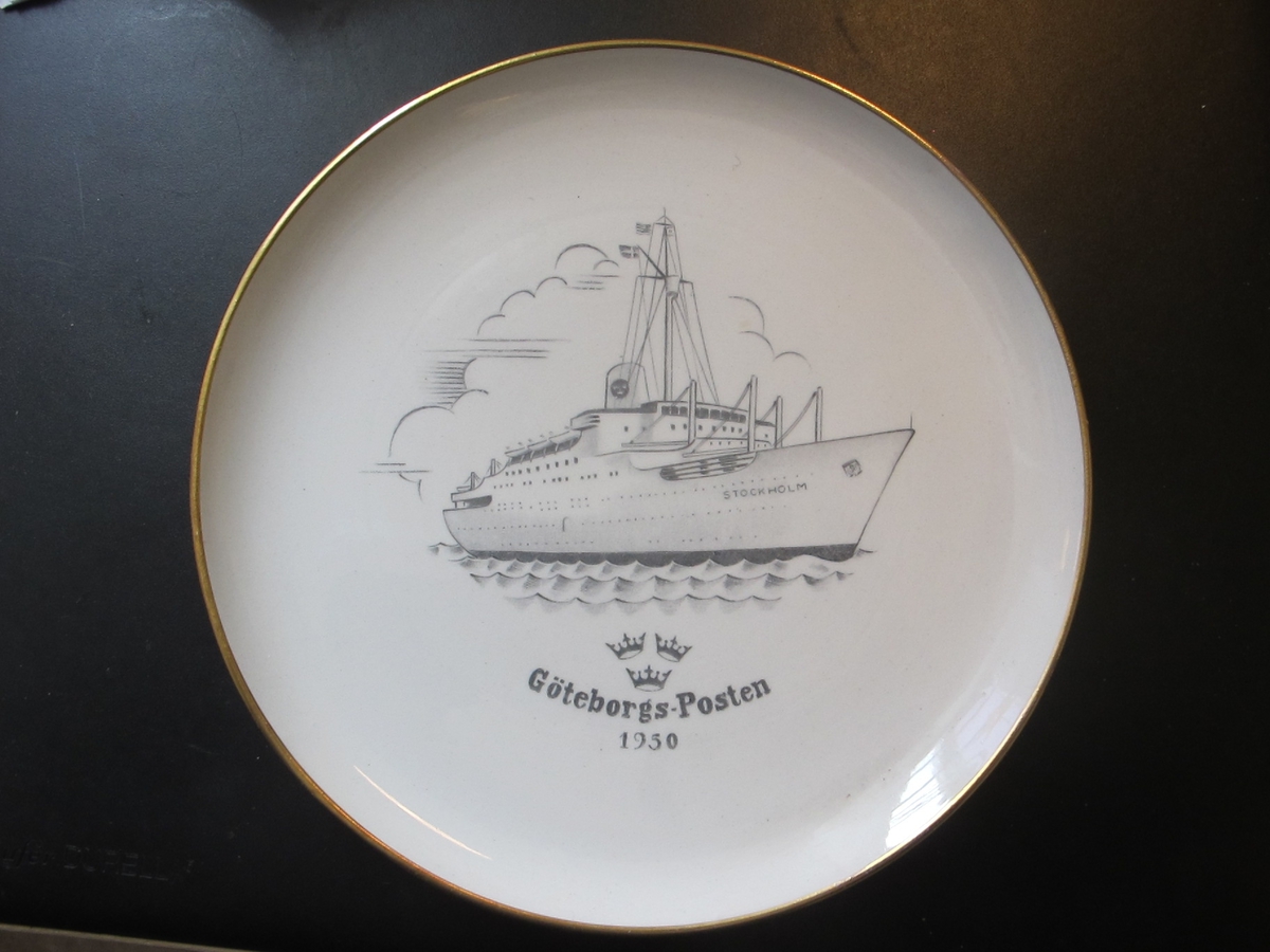 Minnestallrik med passagerarfartyget STOCKHOLM avbildat i tallrikens mitt. Text: "STOCKHOLM", "Göteborgs-Posten 1950".

Stämpel i tallrikens undersida: "Rörstrand Sverige"