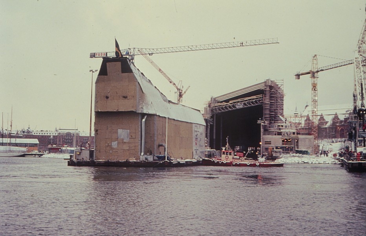 Vasa bogseras in i den nya museibyggnaden.