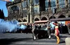 Kanonsalut med vasakanon utanför rådhuset i Bremen. Lars-Åke Kvarning, förste intendent och Olle Nyman, från SAS åkte på utlandsturné för att demonstera hur en Vasa kanon fungerar.