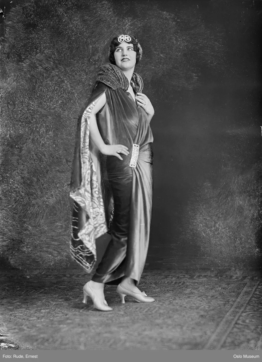 portrett, operasangerinne, stående helfigur, rollebilde, kostyme, rolle: Alise i "Dollarprinsessen" (Mayol-teatret)