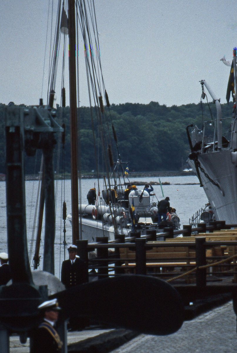 B894