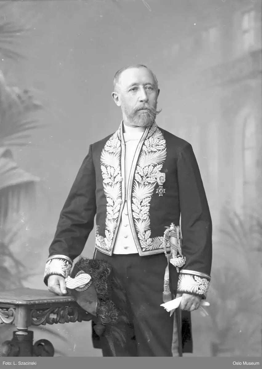 portrett, mann, konsul, brodert uniform, stående knefigur, bakteppe