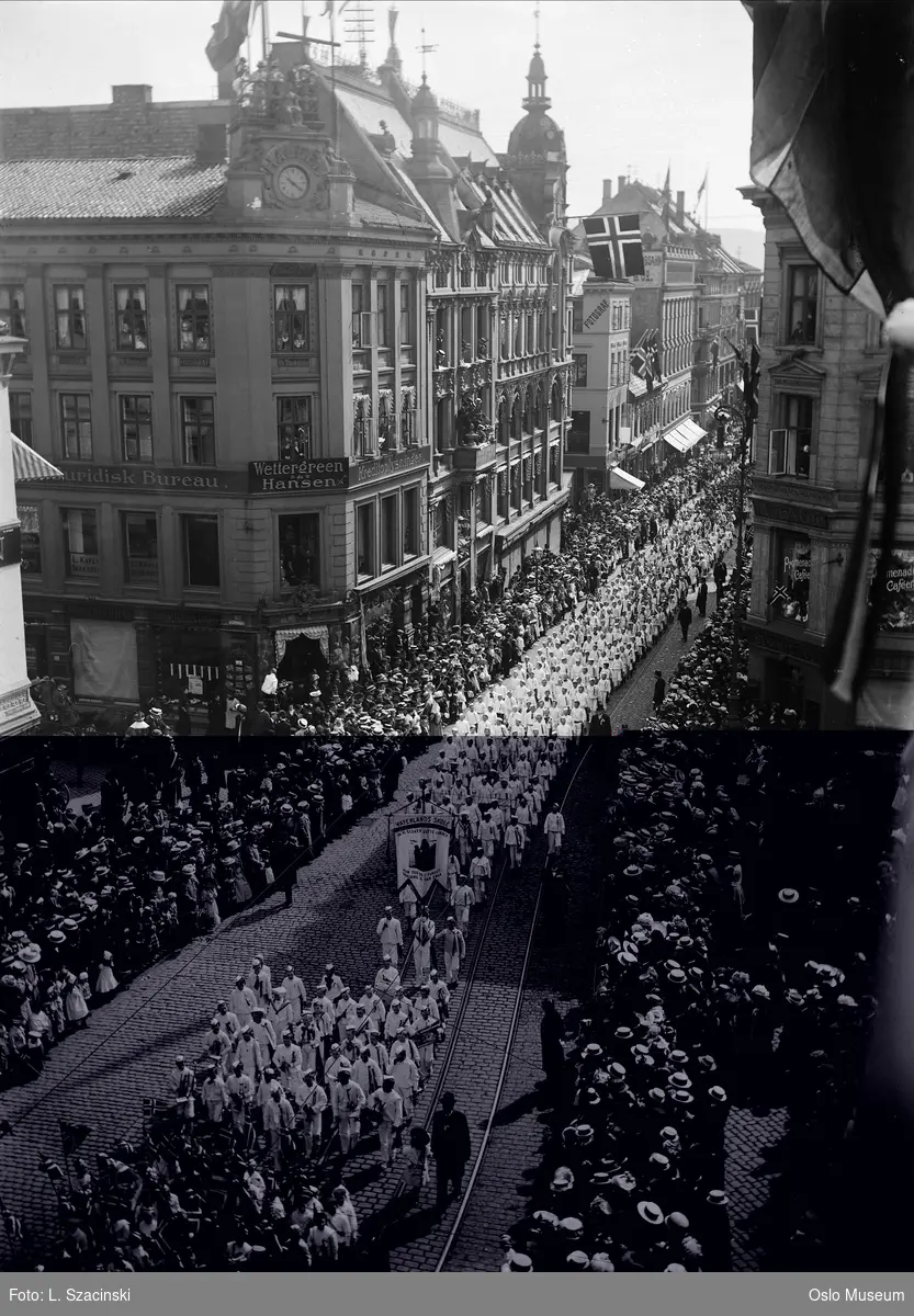 utsikt, gateløp, 17. mai-tog, guttemusikkorps, faner, flagg, publikum, forretningsgårder