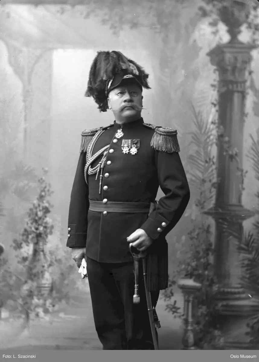 portrett, mann, oberstløytnant ved generalstaben, gallauniform, stående knefigur, bakteppe