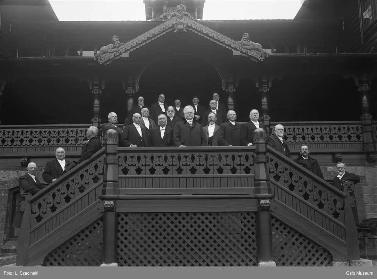 Holmenkollen Turisthotell, trapp, gruppe, menn, 50 års studentjubileum