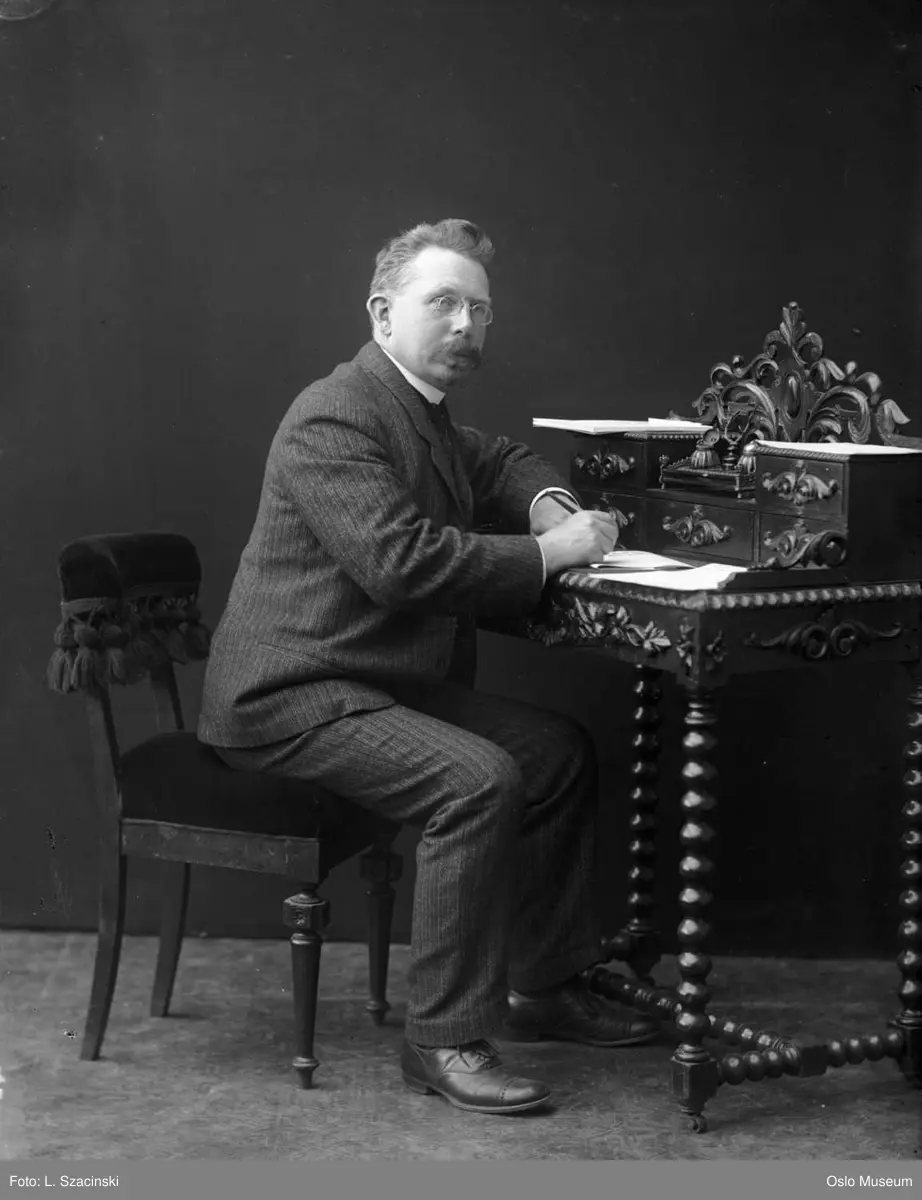 portrett, mann, lege, sittende helfigur ved skrivebord
