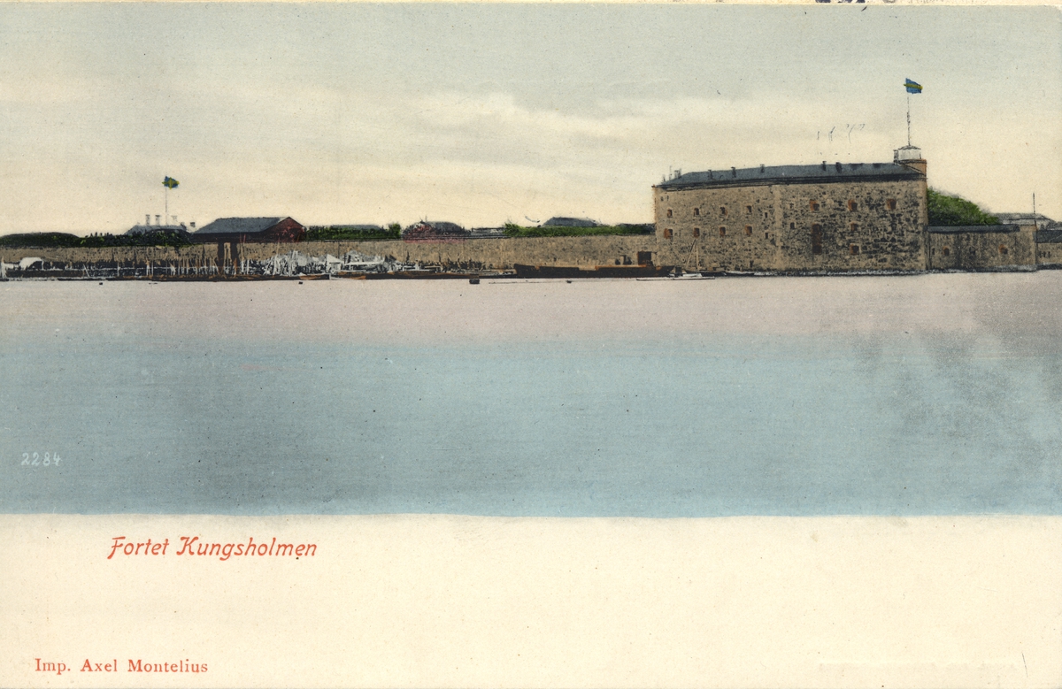 Vykort på Kungsholms fort. Det var den 5  december 1679 som Carl XI beslöt att starka befästningsverk skulle byggas ut vid Aspösundet, som försvar av den beslutade örlogsbasen kring Trossö. I juli 1680 fanns de första kanonerna på plats bakom jordvallar på den ö, Båkholmen, vilken idag utgör Kungsholmsfort.