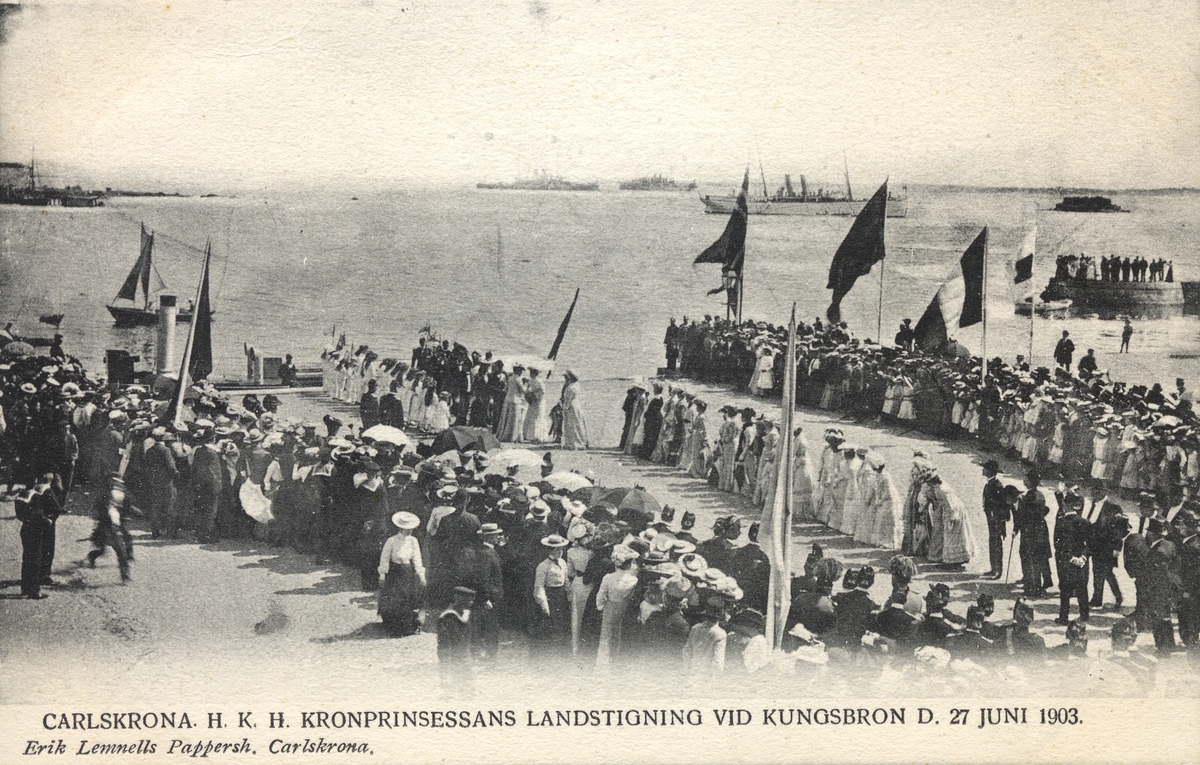 En liten folkmängd har samlat sig vid Kungsbron i Karlskrona för att ta emot kronprincessan.