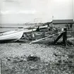 Snipa, kopplad till ett gångspel för upphalning. OBS denn långa kroken av järn som kopplats i ett hål i snipans köl vid kriet. []. Stranden mot Öresund. Skåne, Malmöhus län, Råå.