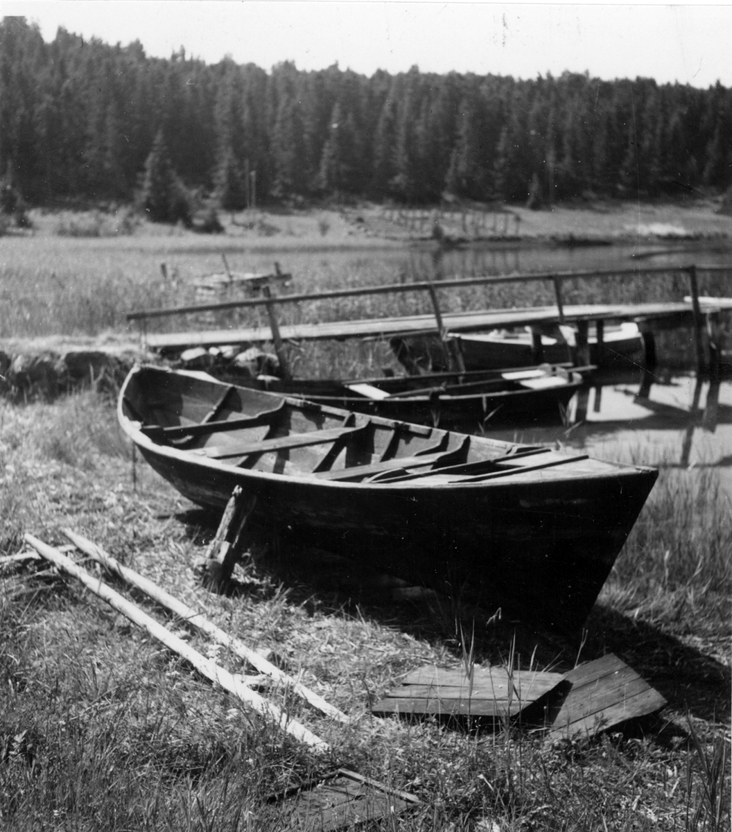 Uppland, Stockholms län, Frötuna skeppslag, Länna socken, Mora by. Roddsump, byggd av Jars-Näsen på Högmarsö. juni 1950