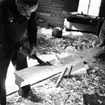 Neg nr 56. Försänkningen täljs ur med yxa. Foto 6.8 (1962).