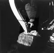 Neg nr 76. Efter uppmärkning täljs fogen i framskarven med yxa.  Foto 6.8 (1962).