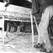 Neg nr 184. Stöd anbringas mellan golvet och fjärde bordgången för att justera skrovskalets form. Foto 13.8 1962.