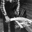 Neg nr 233, Täljning av spantämnets undersida med yxa efter spantets indragning i båten. Foto 15.8 1962.