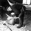 Neg nr 240, Spikhål borras genom spantskarven. Foto 15.8 1962.