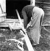 Neg nr 257, Relingslisten täljes med yxa ur en plankka. Foto 18.8 (1962).