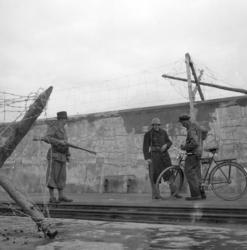 Vid spärren till yttre hamnen i Visby avfordras en hamnarbet