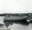 Fiskebåten GE 16, byggd av Thure Axelsson i Gudinge 1951, liggande(s) i Mellanfjärdens fiskeläge.
Uppland, Uppsala län, Örbyhus härad, Älvkarleby socken, Upplandsbodarna.