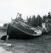 Kompositbyggd fiskebåt.
Hälsingland, Bergsjö tingslag, Jättendals socken, Mellanfjärden.