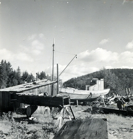 I förgrunden spelhuset och bastrumman, till J. Dahlkvists slip.
Ångermanland, Nordingrå tingslag och socken, Barsta.