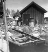 Uppland, Stockholms län, Frötuna skeppslag, Länna socken, Vettershaga. Båtekan till vedjakten Adalia, båda tillhörande skeppare Alvar Olsson. Foto i juni 1950.