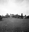 Uppland, Stockholms län, Frötuna skeppslag, Länna socken, Vettershaga. Skepparne Janssons och Olssons strandställen. Foto i juni 1950.