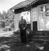 Johannes Eriksson utanför sin stuga, aug 1954