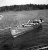 Uppland, stockholms län, Frötuna skeppslag, Länna socken, Gåsskär. segelsömmare Örlund vid sin båt.