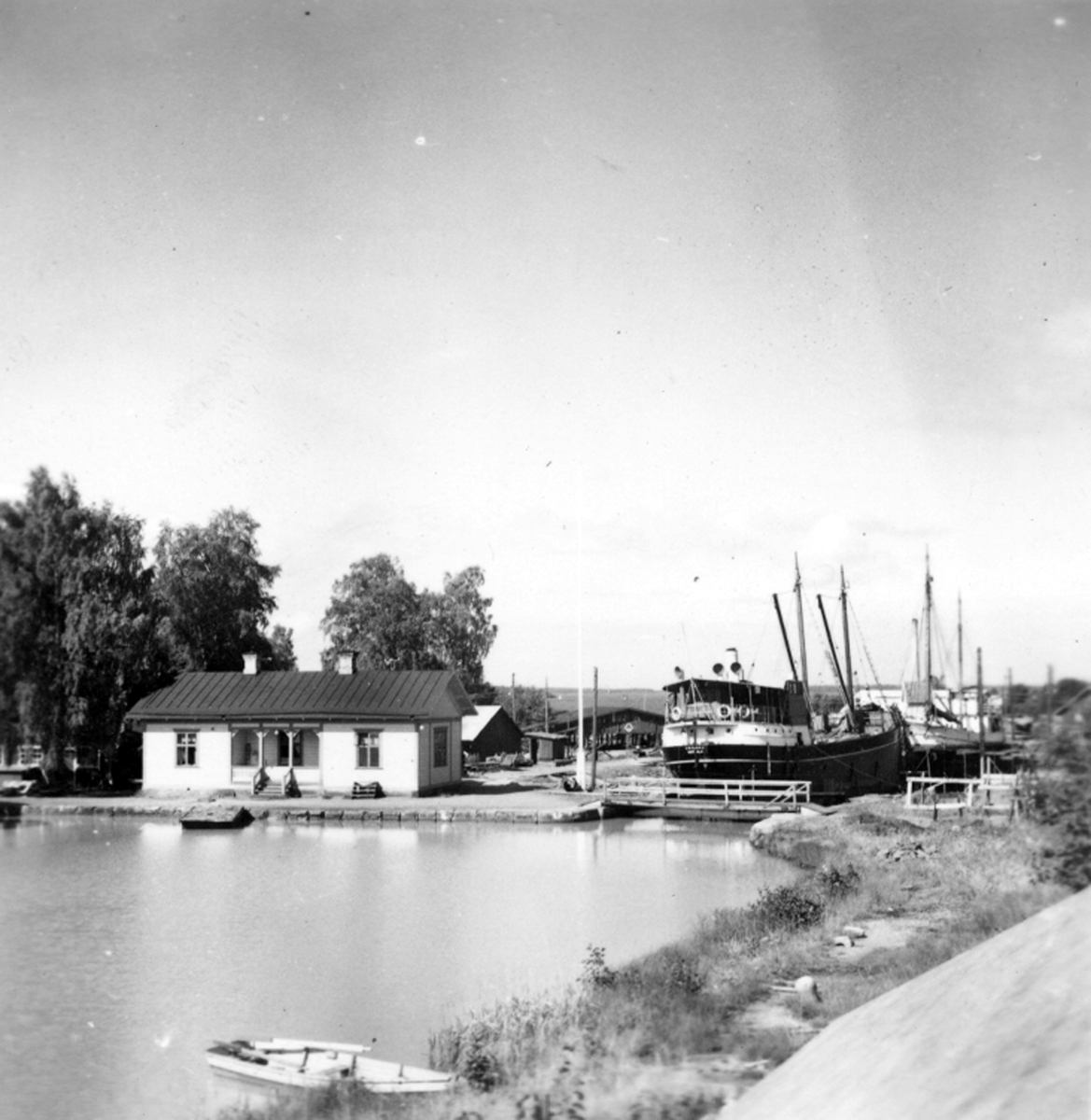 Varvets kontorsbyggnad och slussporten till torrdockan, där S/S Motala och M/S Don Carlos står intagna för reparation, aug 1954.