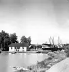 Varvets kontorsbyggnad och slussporten till torrdockan, där S/S Motala och M/S Don Carlos står intagna för reparation, aug 1954.