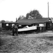 Skåne, Kristianstads län. Ängelholm, Luntertun. Karl Ingelbergs båtbyggeri. Båtbyggare Karl Ingelberg och doc Olof Hasslöf i samspråk utanför Ingelbergs båtskjul.