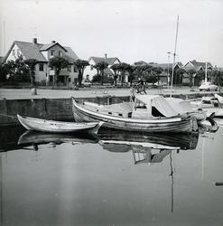 Norra kajen med en till lustbåt omändrad däcksbåt och en ble