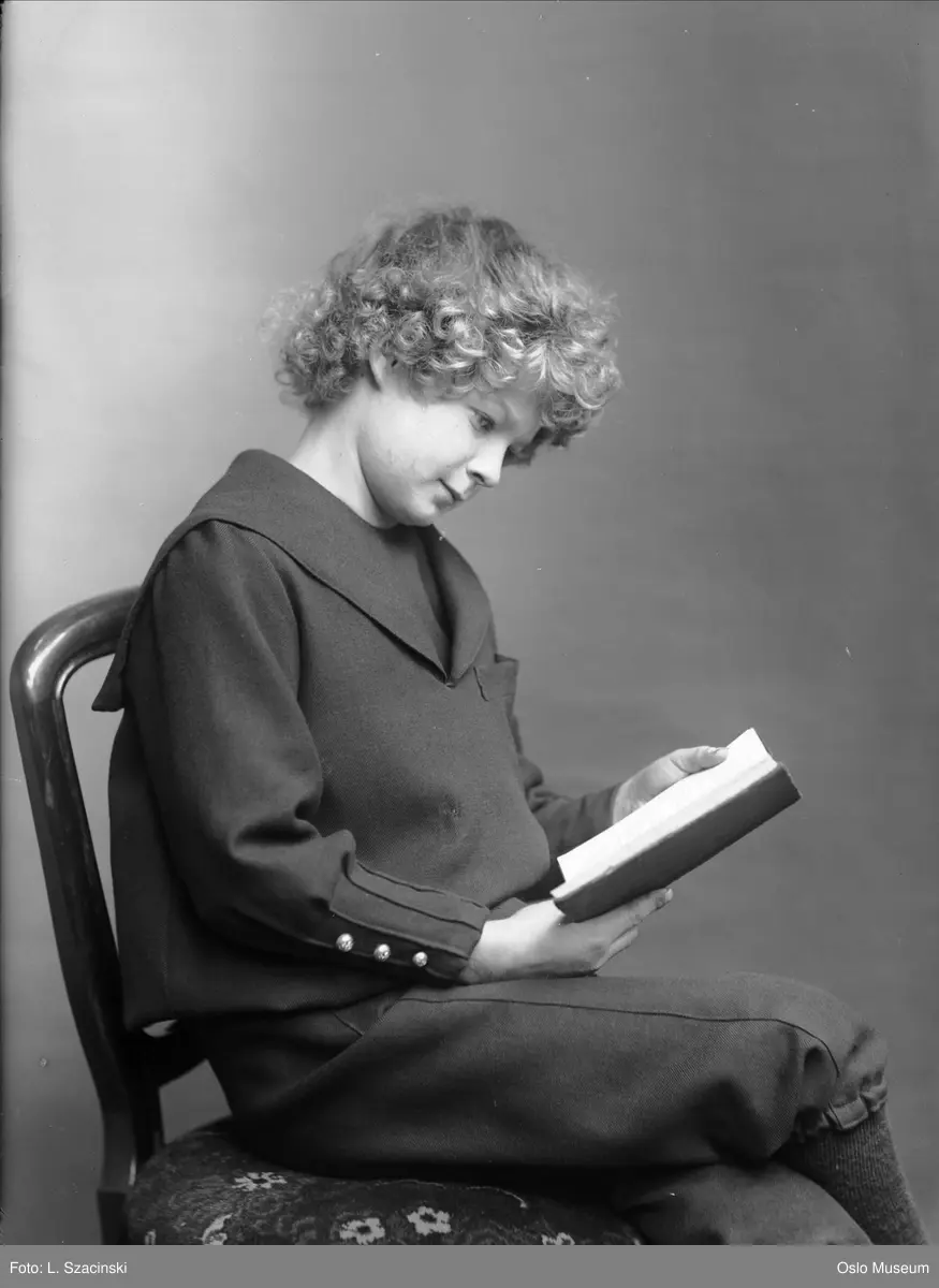 portrett, gutt, sittende knefigur, bok, lesning