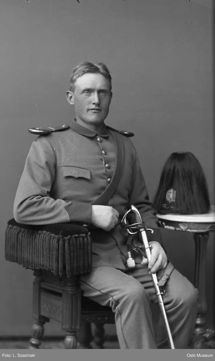 portrett, mann, sersjant ved Trenkorpset, uniform, sittende knefigur