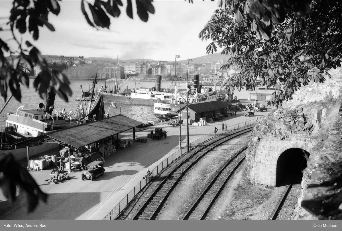 utsikt, Akershus festning, fjord, havn, skip, jernbanelinje, vei, biler, tunnell, by