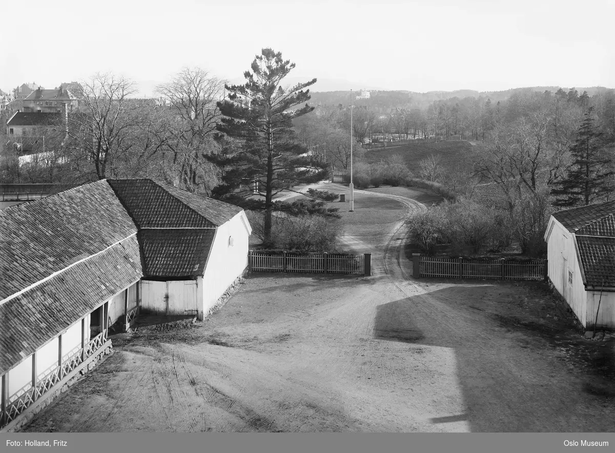 utsikt, Frogner Hovedgård, sidefløyer, gårdsplass, indre port, gjerde, oppkjørsel, flaggstang, Schafteløkken, Oscarshall