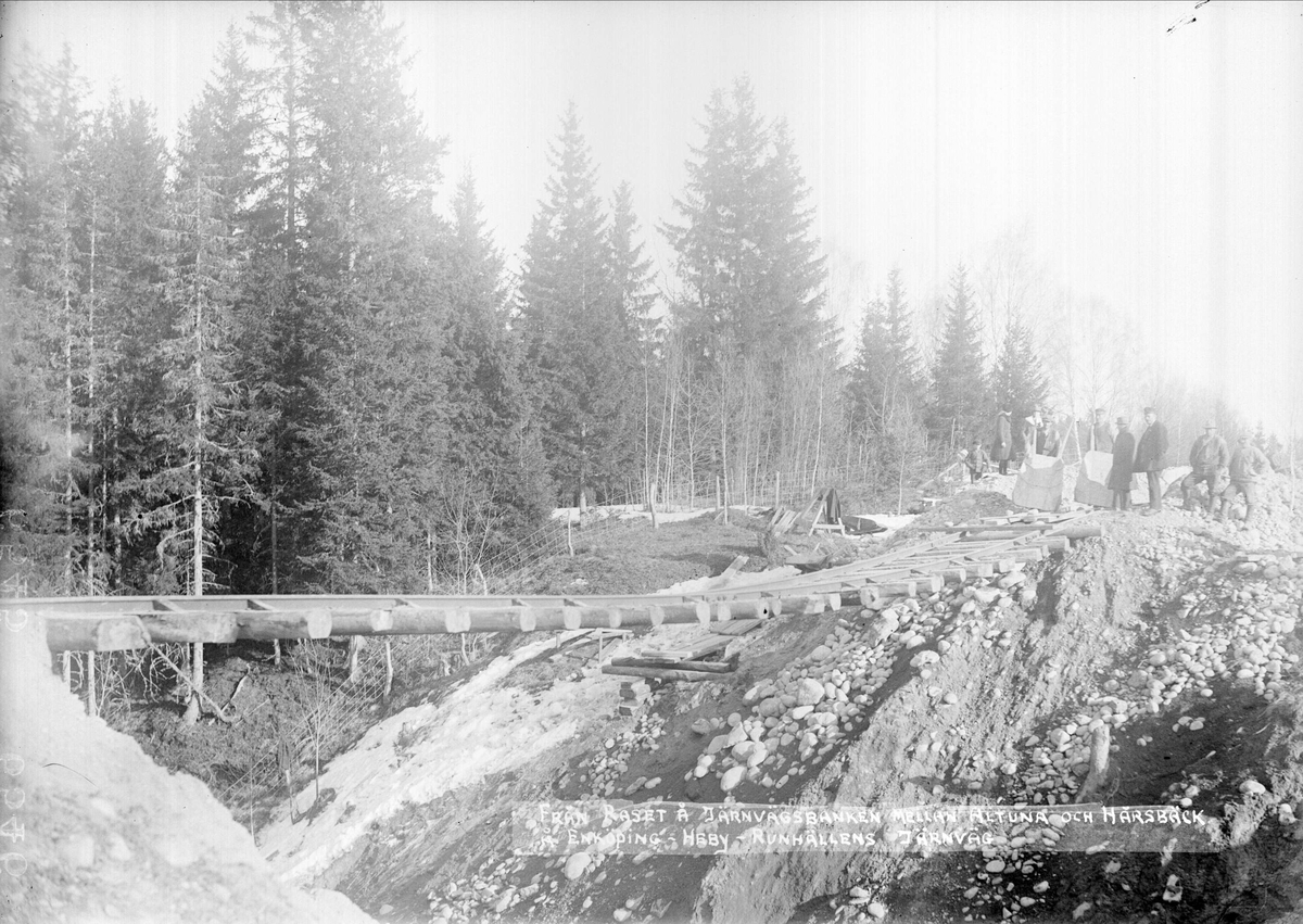 "Från järnvägsraset mellan Altuna och Hårsbäck med några åskådare samt arbetare", mellan Altuna och Hårsbäck, Enköping - Heby - Runhällens järnväg, Uppland 1922