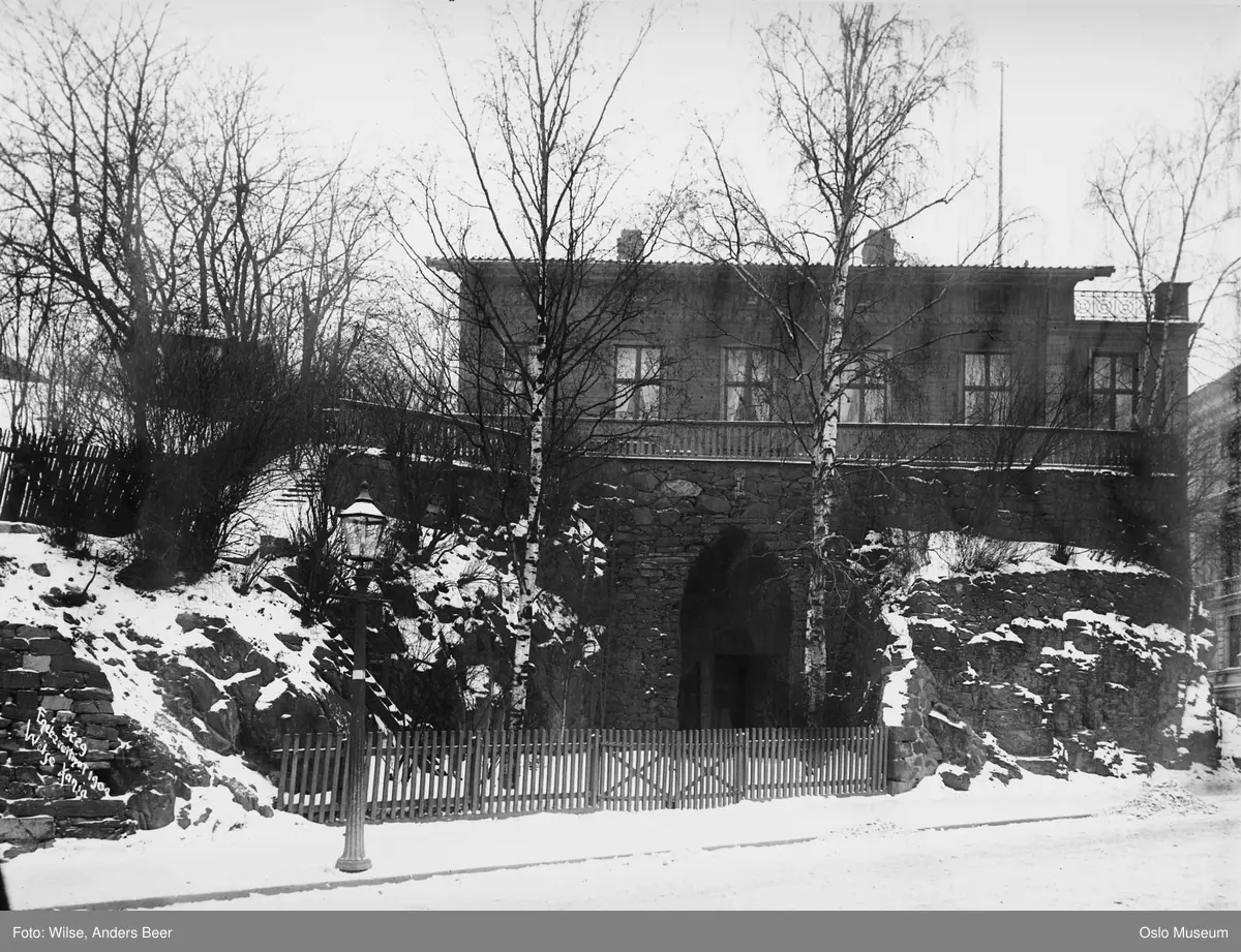 villa Grotten, grotte, park, gjerde, gatebelysning, snø