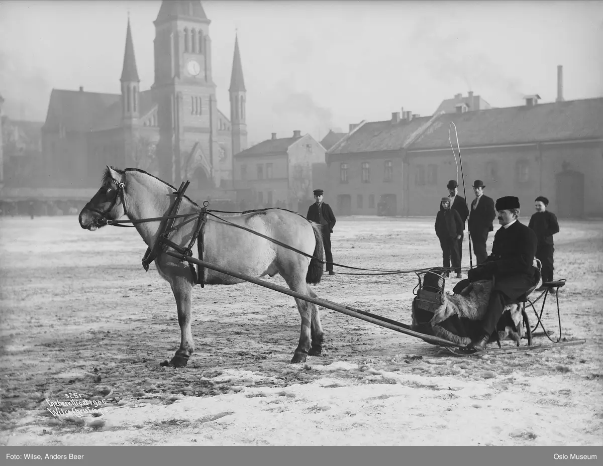 hest, slede, menn, kontorbygninger, Johanneskirken