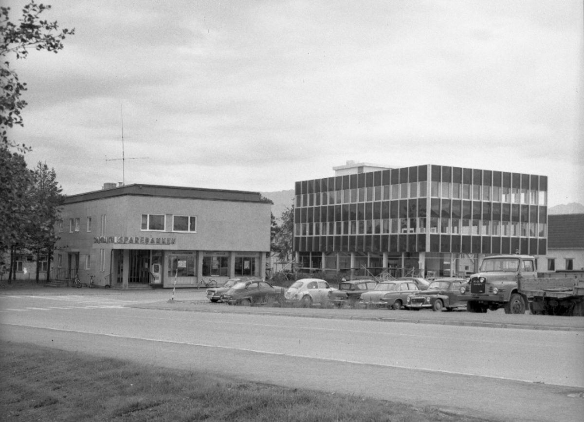 Sortland Sparebank 1972. Det gamle og det nye bankbygget.