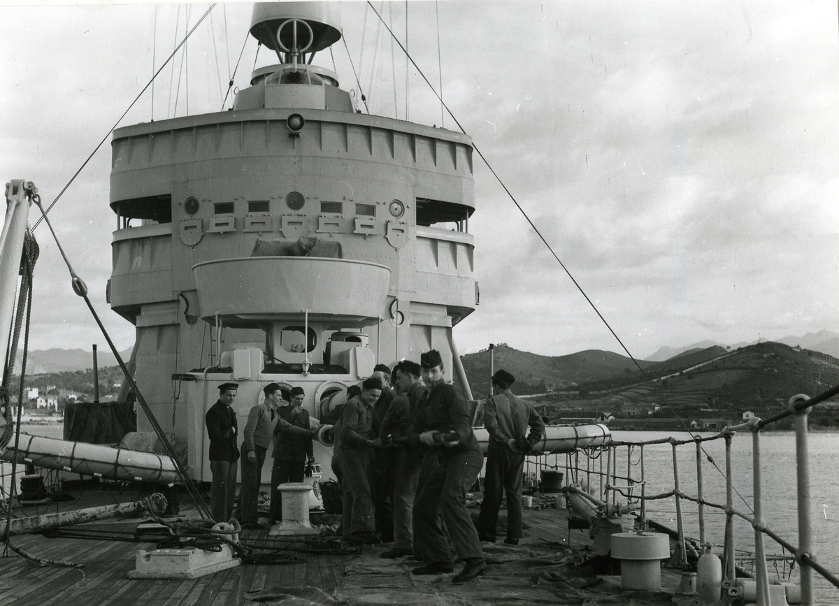 Dragning av eldrör på fördäck av kryssaren Fylgia. Till ankars i utländsk hamn, troligen under långresan till Medelhavet och Väst-Afrika åren 1947 -48.