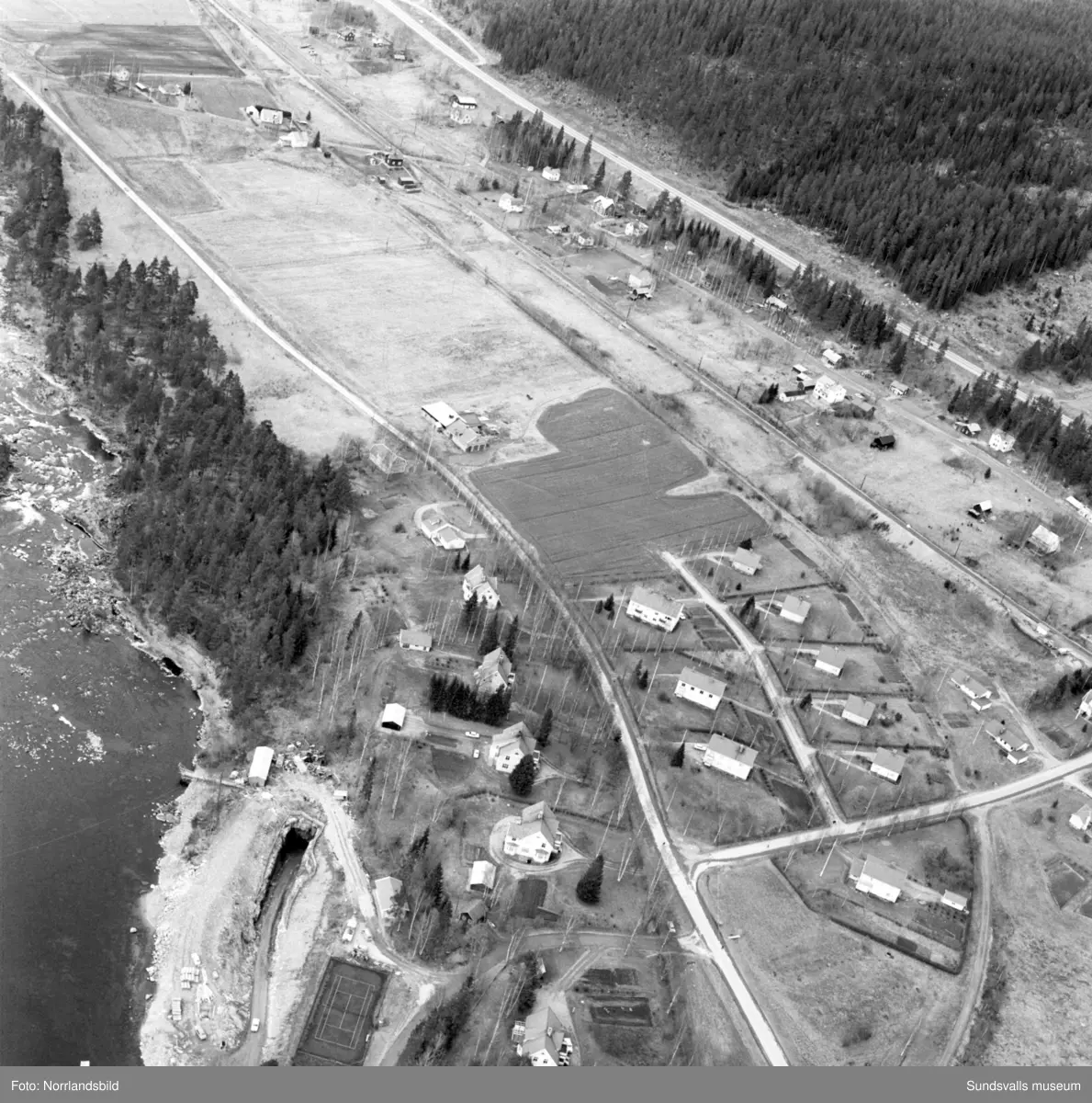 Flygfoton tagna för Kema Nord i Ljungaverk. Troligen tidigt 1970-tal.