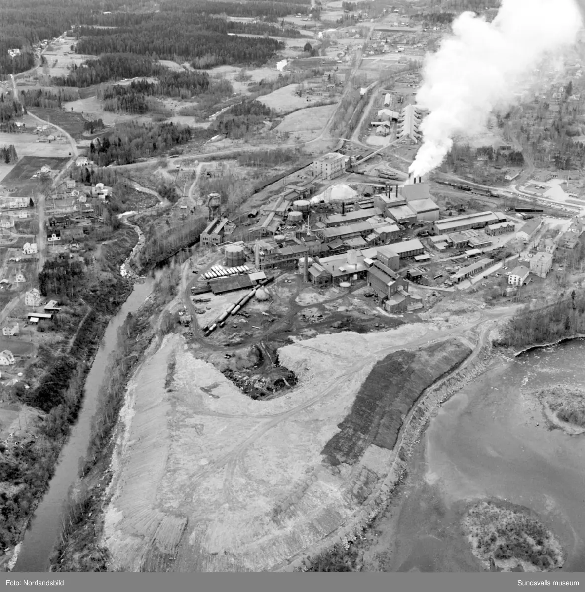Flygfoton tagna för Kema Nord i Ljungaverk. Troligen tidigt 1970-tal.